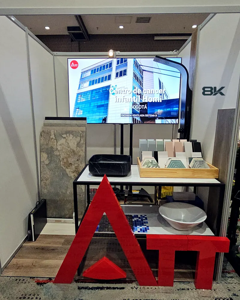 Televisor de gran formato instalado en un stand de feria