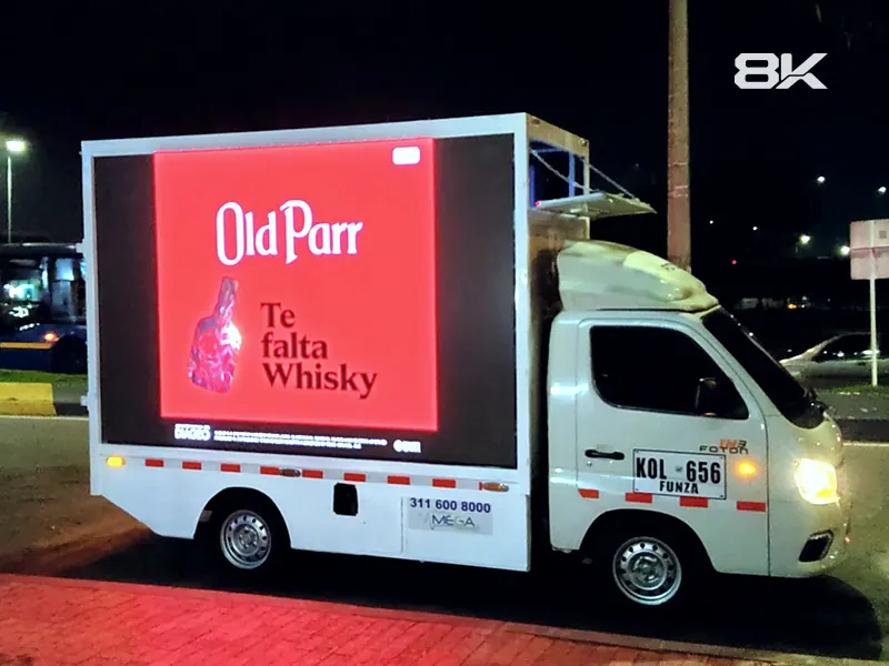 Carro pantalla LED con publicidad en la calle