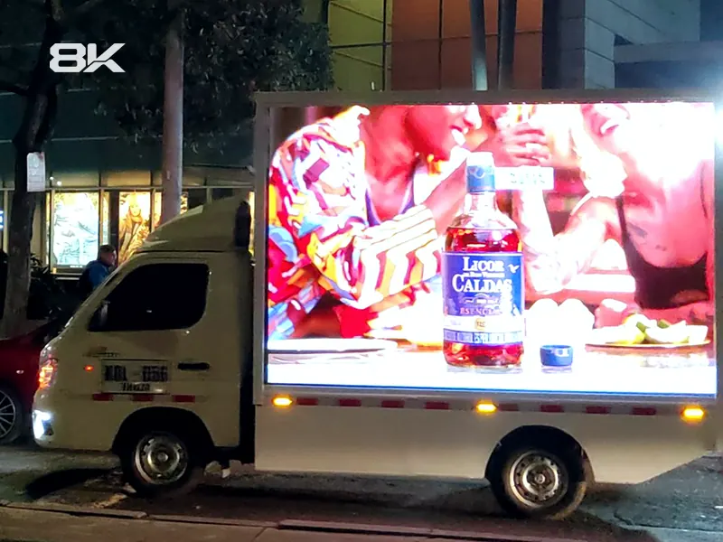 Carro valla LED con el anuncio de una bebida en la calle