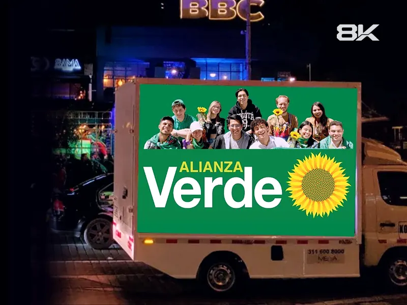 Carro valla LED con publicidad de una campaña política de noche