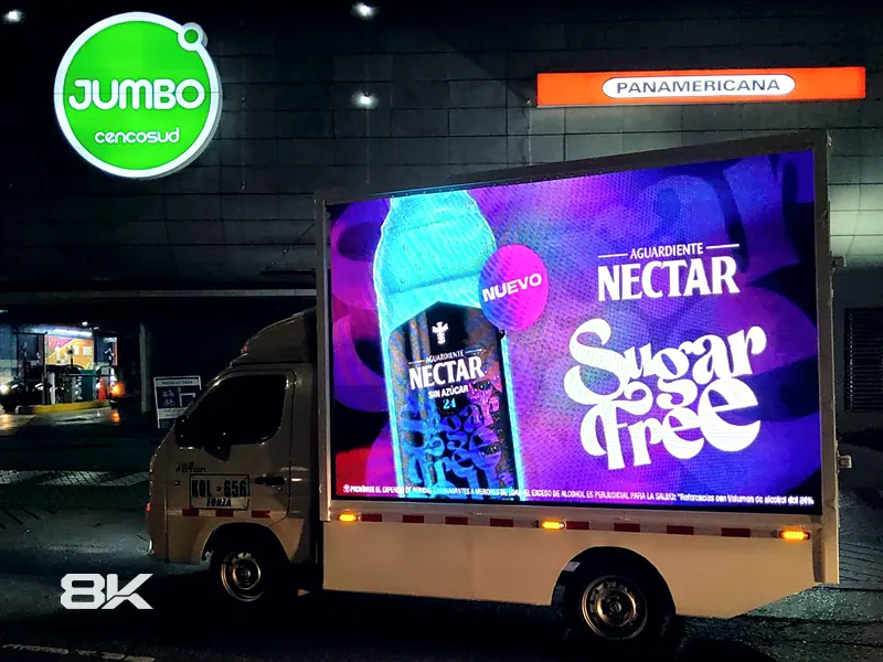 Carro valla LED estacionado frente a un centro comercial