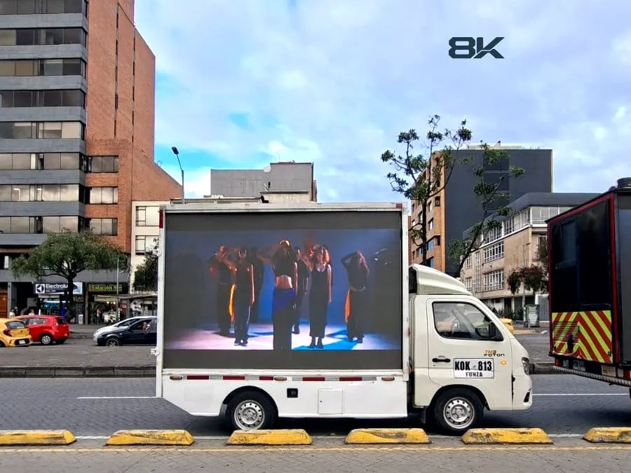 Carro valla LED recorriendo una avenida de Medellín de día