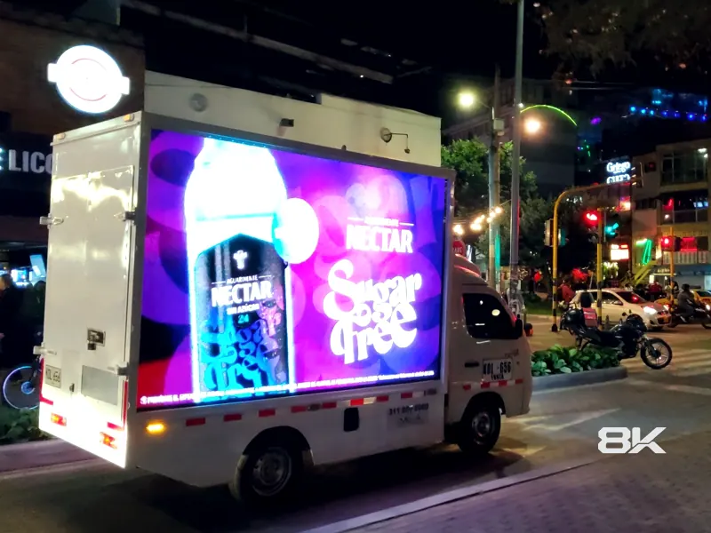 Carro valla LED iluminado de noche en Bogotá