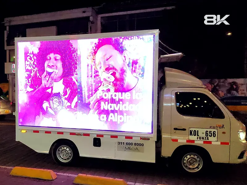 Carro valla LED con contenido de marca iluminado de noche