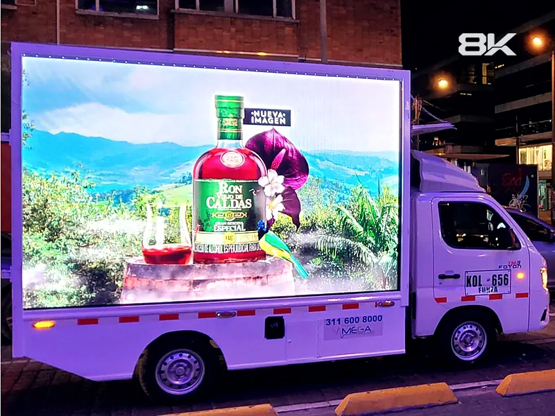 Pantalla lateral de un carro valla LED con publicidad