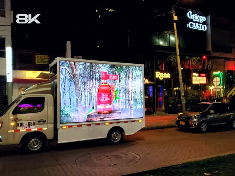 Carro valla LED en un recorrido nocturno