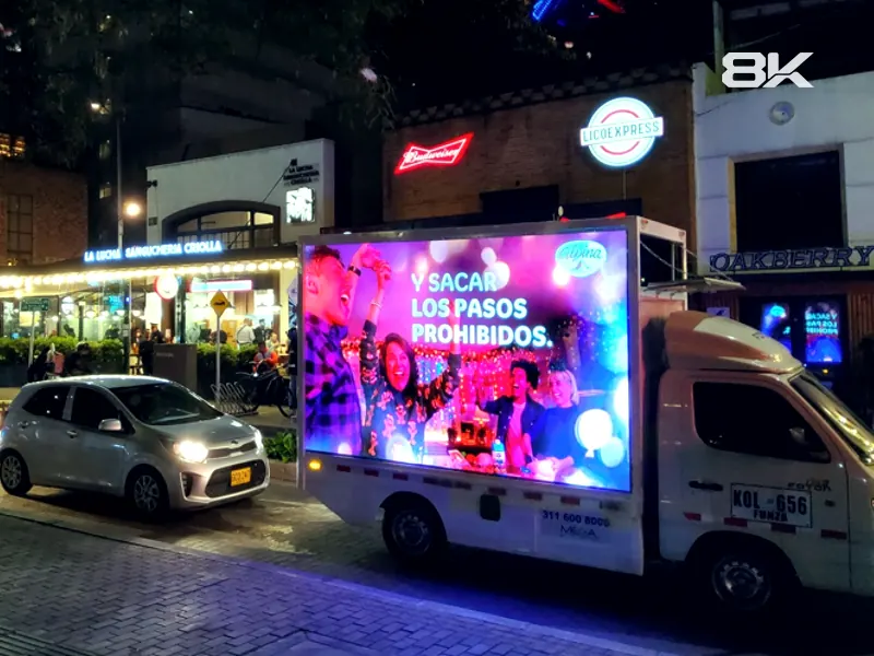 Carro valla LED recorriendo una zona de bares y restaurantes de noche