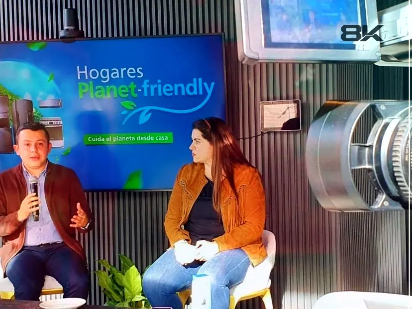 Escenografía con pantalla LED para un conversatorio grabado con cámara