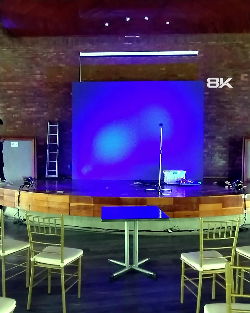 Montaje de pantalla LED sobre tarima antes de un evento