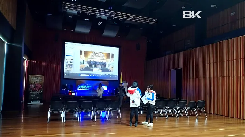 Auditorio con pantalla de gran formato y sillas listas para una presentación