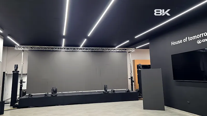 Pantalla LED de 6 × 3 m en un showroom