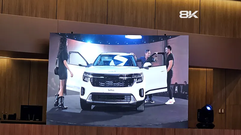 Pantalla LED en un auditorio mostrando la presentación de una camioneta