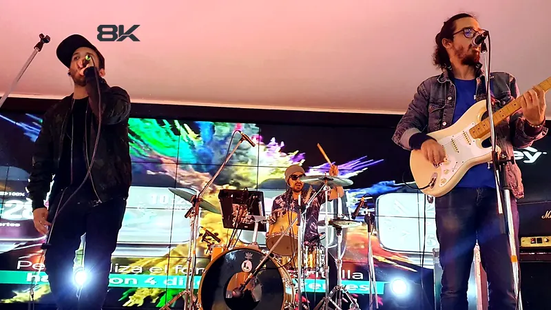 Banda en vivo frente a un video wall LED de gran formato