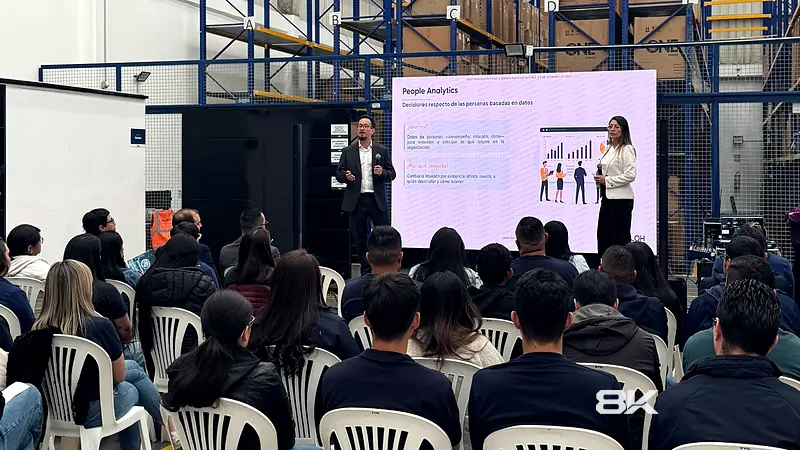 Capacitación empresarial con pantalla LED y público sentado
