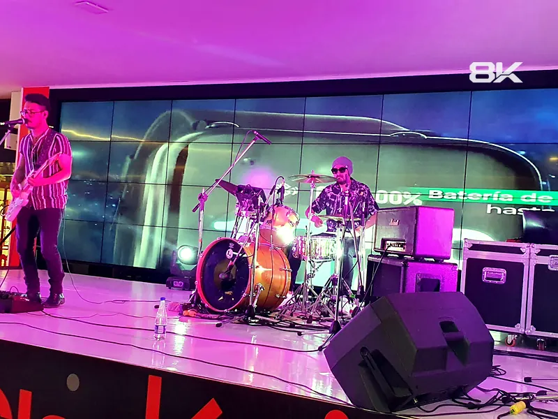 Banda en vivo frente a una pantalla LED en un escenario