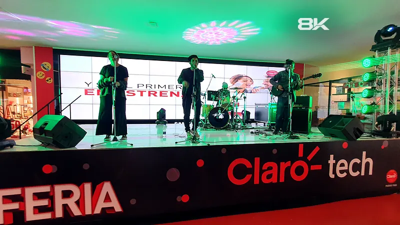 Escenario de feria comercial con pantalla LED de gran formato de fondo