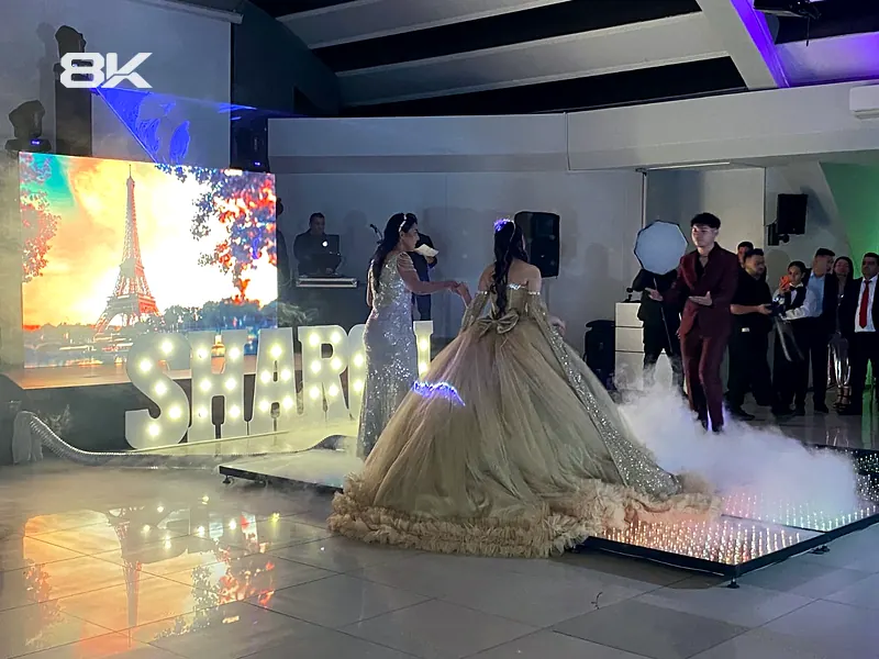 Pantalla LED en la pista de una fiesta de quince años