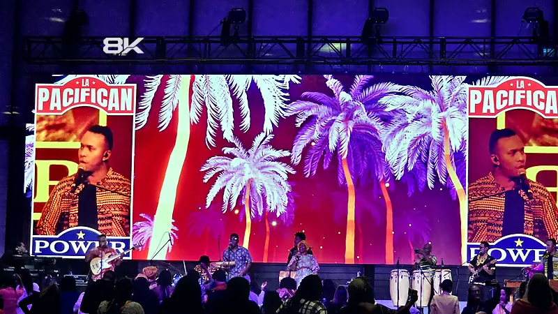 Pantalla LED gigante de gran formato en un concierto con el público frente al escenario