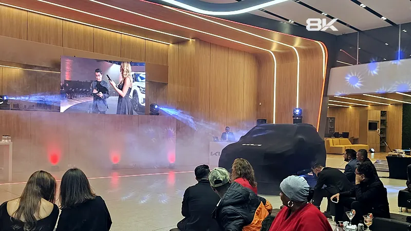 Público en el lanzamiento de un vehículo con pantalla LED al fondo