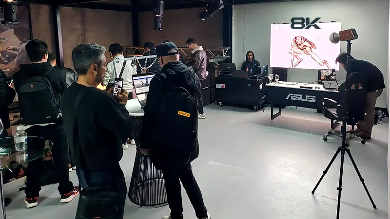 Asistentes y fotógrafos en el lanzamiento de una marca de tecnología con pantalla al fondo
