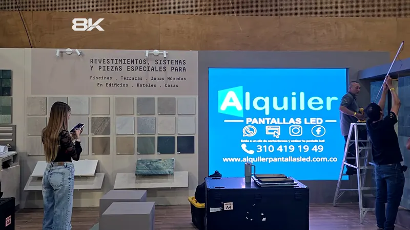 Pantalla LED pitch 2.9 en un showroom junto a una asesora