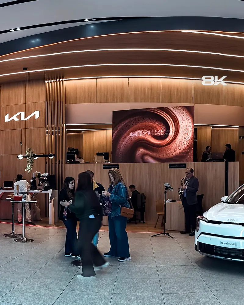 Pantalla LED sobre la recepción de un concesionario de vehículos durante un evento
