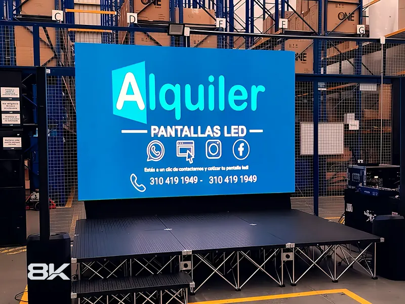 Pantalla LED y tarima armadas en una prueba de montaje antes del evento