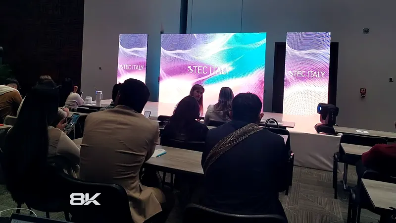 Pantalla LED central con dos pantallas verticales tipo tótem en una capacitación