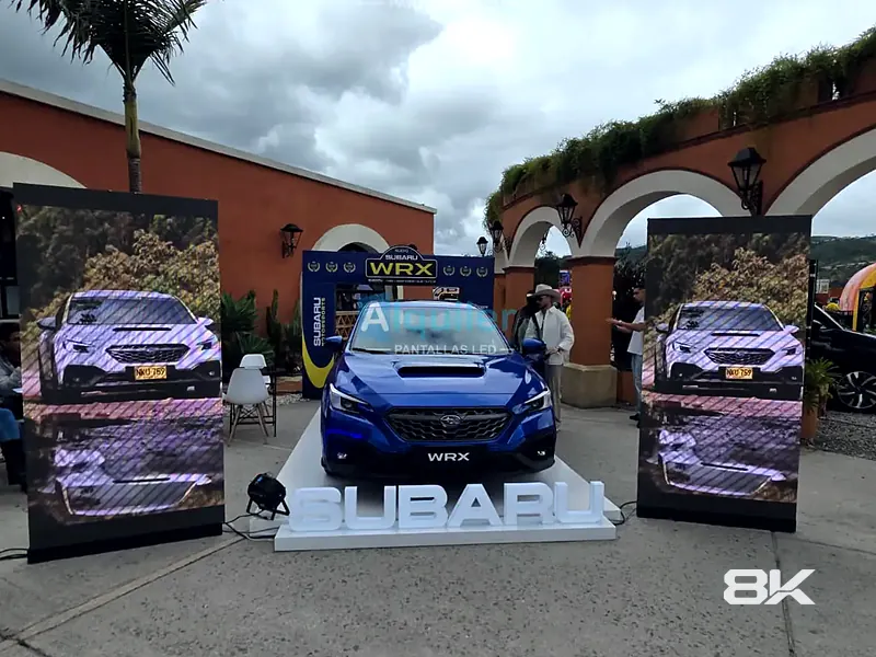 Dos tótems LED a los lados de un vehículo en un lanzamiento al aire libre