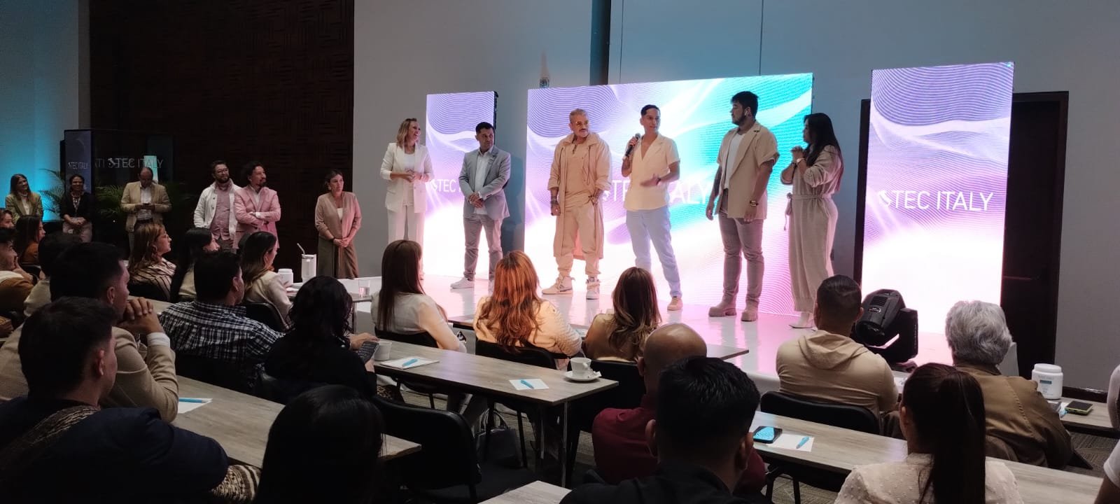 Pantalla LED gigante en evento corporativo en Medellín