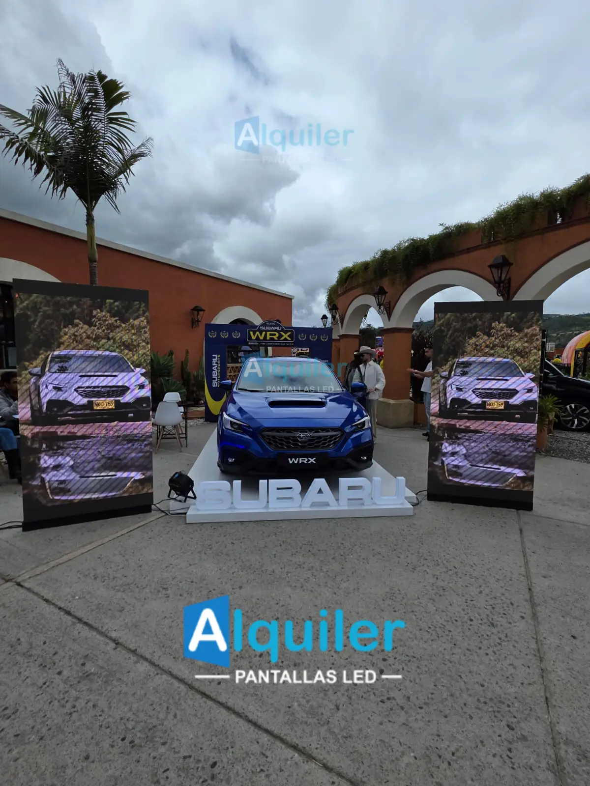 Alquiler de tótem LED para lanzamiento de vehículos Subaru en evento exterior, tecnología publicitaria vertical en Colombia