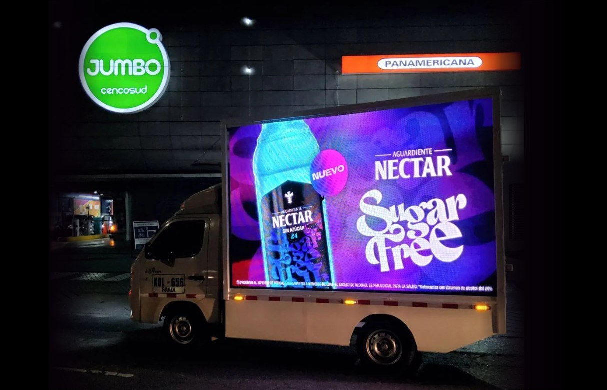 Carro valla LED en campaña BTL y activación de marca en Bogotá