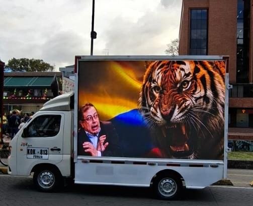 Carro valla LED en Bogotá — publicidad móvil de alto impacto con pantalla LED de 5500 nits