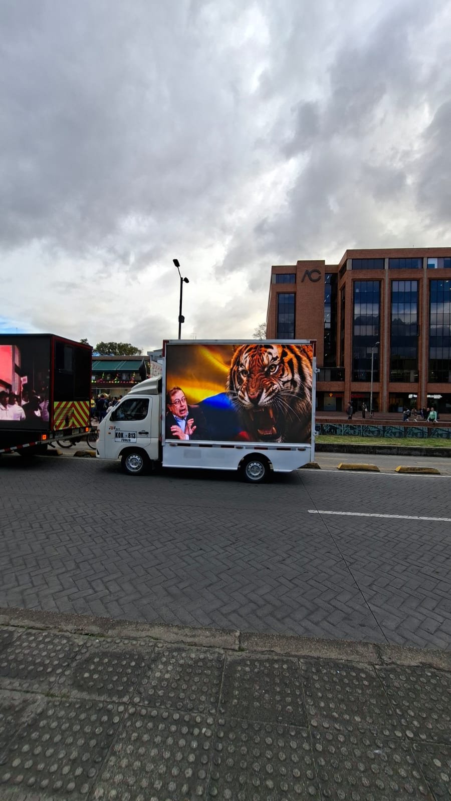 Carro valla LED de AlquilerPantallasLED circulando por una avenida principal de Bogotá