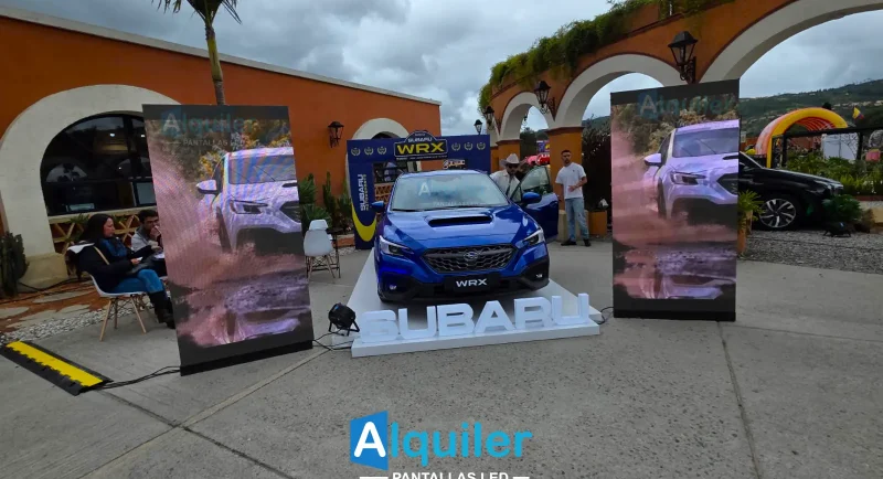 Alquiler de tótem LED para lanzamiento de vehículos Subaru en evento exterior, tecnología publicitaria vertical en Colombia